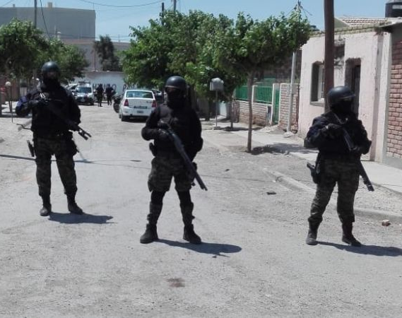 Otra verguenza: un policía está prófugo tras golpear a un adolescente