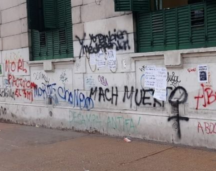 Quieren enrejar la escuela Sarmiento por los graffitis en la marcha del 8M