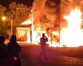 Incendio en Sarmiento: una fábrica de bolsas se quemó por completo 