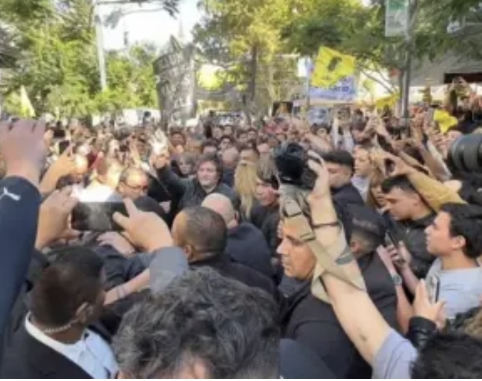 Milei llegó a San Juan y revolucionó el Centro