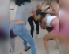 Una pelea de chicas se dio en la Plaza del Bicentenario y la policía solo miraba