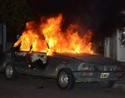 El incendio de un auto en plena calle generó pánico anoche