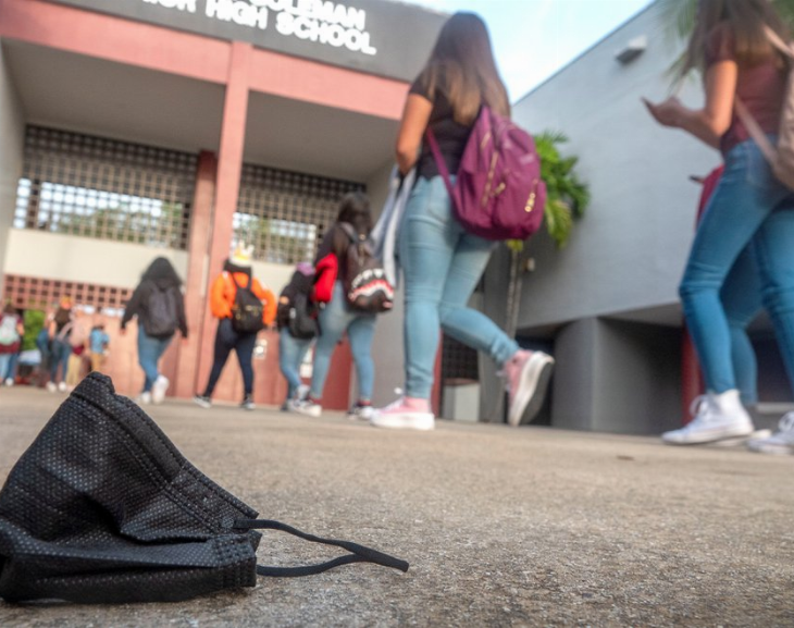 Escuelas de Miami darán USD 250 de incentivo a los maestros que demuestren estar vacunados