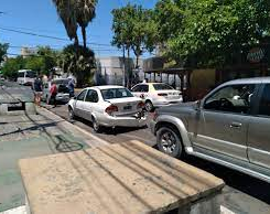 Al calor del mediodía, tres vehículos chocaron en cadena en el punto 0 de San Juan