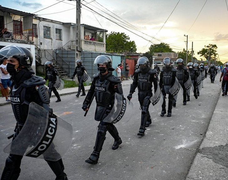 El régimen cubano de Castro desplegó una fuerte presencia policial ante  la protesta opositora