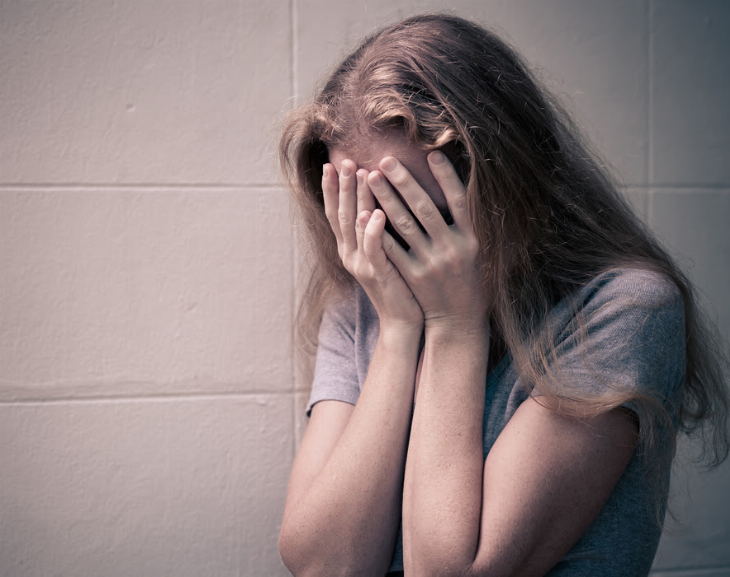 Le exigía a una adolescente que tenga sexo con otros, a cambio de no revelar sus fotos 