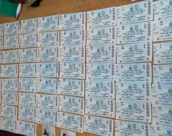 Detuvieron a dos hombres por vender entradas falsas para Argentina- Brasil
