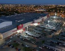 Les dejaron el auto "sobre ladrillos" cuando estaban en el cine y culpan al shopping