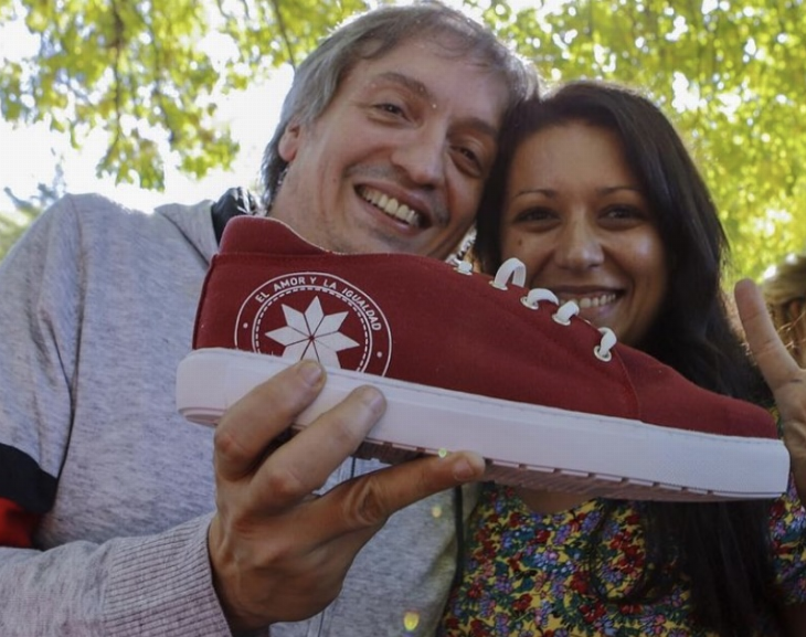 Una mujer creó las "Zapatillas Militantes" y ya las usa Máximo Kirchner