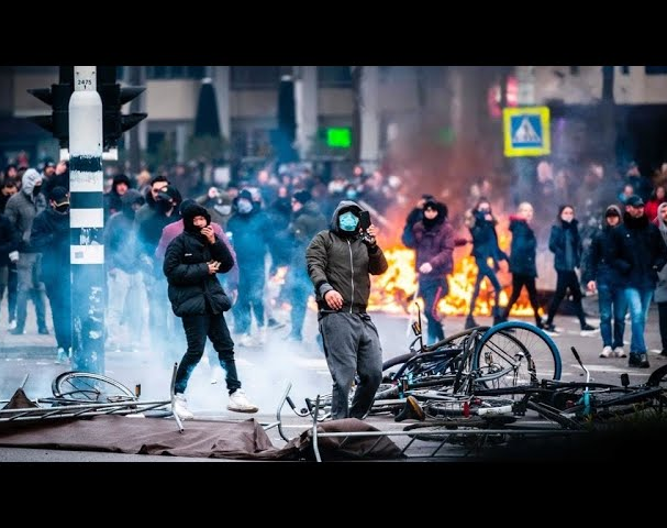 Nueva ola de COVID en Europa: corridas y autos en llamas durante una manifestación contra las restricciones en Rotterdam