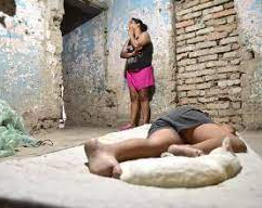 Una madre y sus 6 hijos viven en una casa a punto de caer