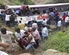 Murieron 31 personas por la caída de un autobús en un camino montañoso