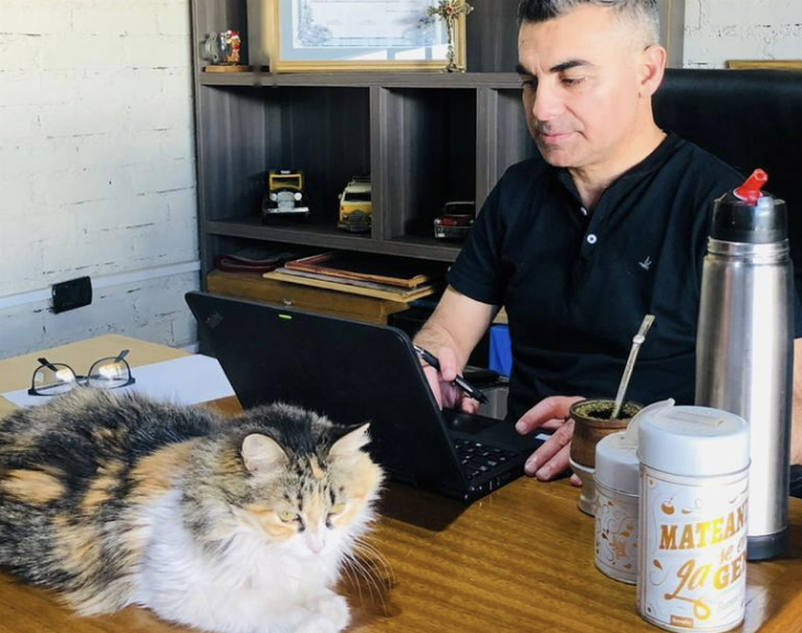 A poco de recibir su título de abogado, Gramajo publicó una foto estudiando acompañado 