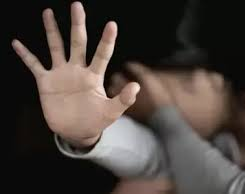 Una adolescente acompañó a su padre a esperar el colectivo pero este abusó de ella 