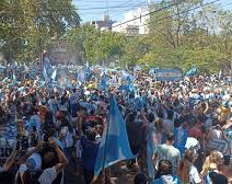 Los sanjuaninos como locos festejan en las calles 