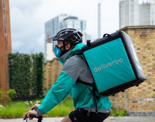 Una empresa de delivery se va de España porque una ley la obliga a pagar salarios a los repartidores