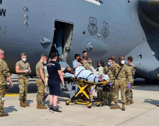 Drama en Afganistán: una mujer dio a luz en un avión de evacuación de EEUU 