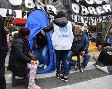 El negocio detrás del acampe piquetero: Puso carpas con baldes como "baños" 