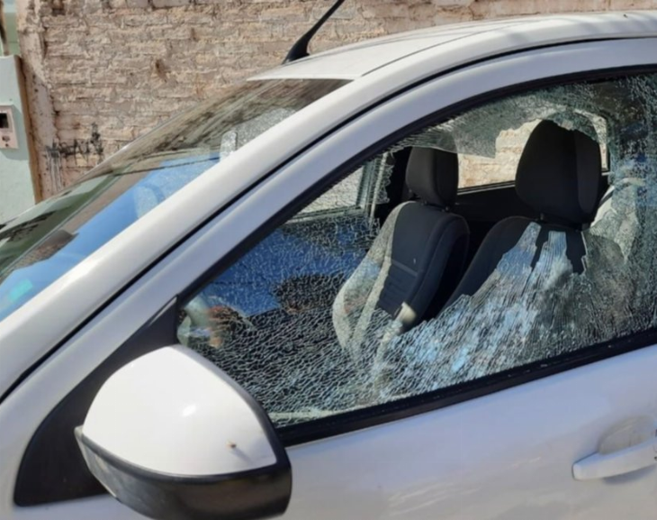 Sin motivo, jóvenes apedrearon a un auto y reventaron un vidrio