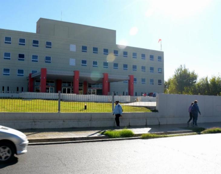 Un joven en grave estado por chocar contra un poste de luz