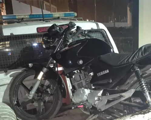 Operativo cerrojo y persecución para recuperar una moto robada