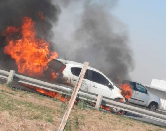 Se prendió fuego un auto en plena Circunvalación