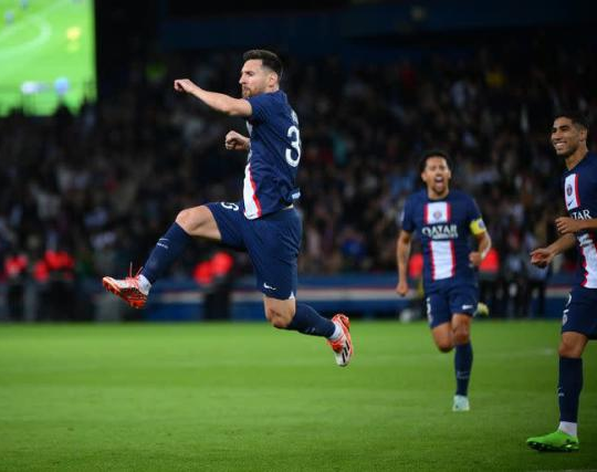 Con un golazo, Messi reafirmó al PSG en la cima del la Liga de Francia