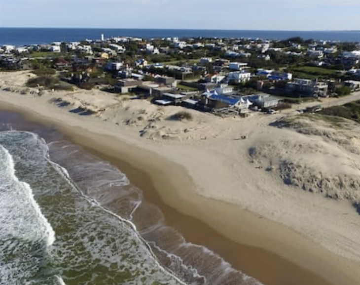 Aparecieron dos manos y huesos en descomposición en una exclusiva playa de Uruguay 