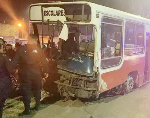 Liberaron al delincuente que en un micro escolar robado, chocó 21 autos y se tiroteó con la policía