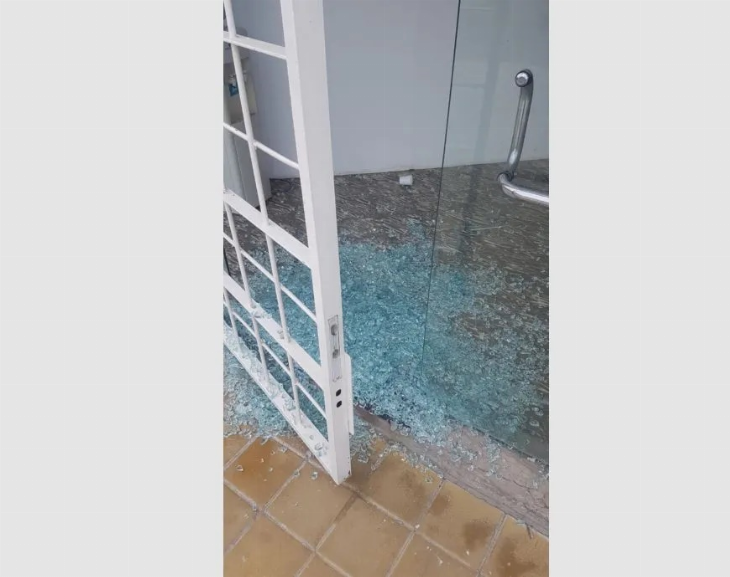 Un "león" de Milei dice que le apedrearon su sede de Rawson y hay denuncia