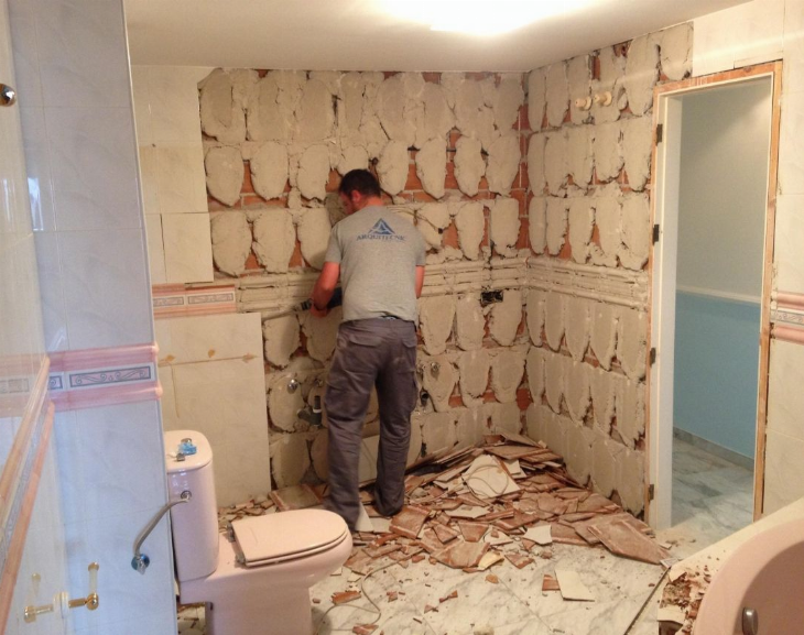 Renovaba su baño y cuando tiró una pared encontró un "tesoro" gastronómico
