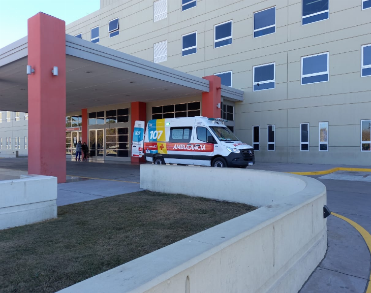 Un joven terminó internado luego de chocar en su moto con un colectivo