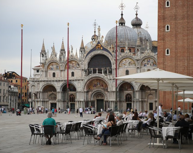 Italia anunció que la semana que viene dejará de ser obligatorio el uso de mascarilla al aire libre