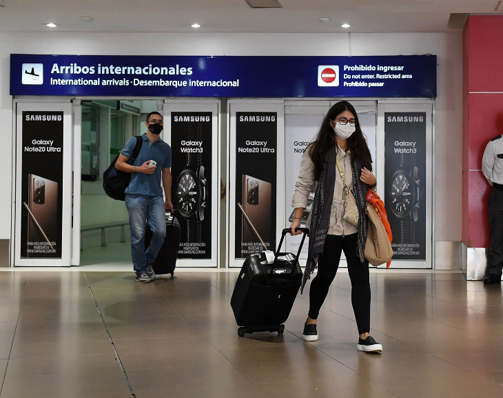 Establecen nuevos requisitos para ingresar al país tras el récord de contagios