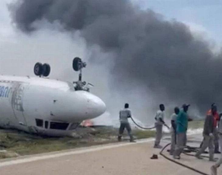 Impactante: un avión volcó en tierra y sus 36 ocupantes se salvaron
