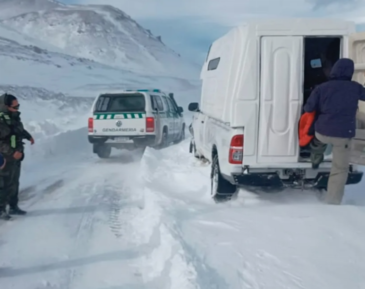 Gendarmería rescató a una familia varada en la nieve en Mendoza
