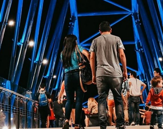 Patotearon a un joven en el Puente Cívico y tuvo que ser intervenido
