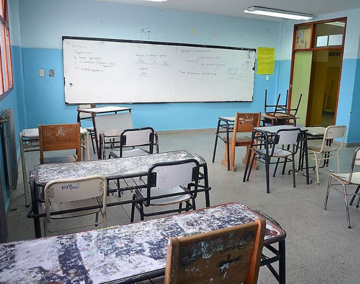 Malestar en una escuela céntrica por la falta de bancos: Cursan en el suelo