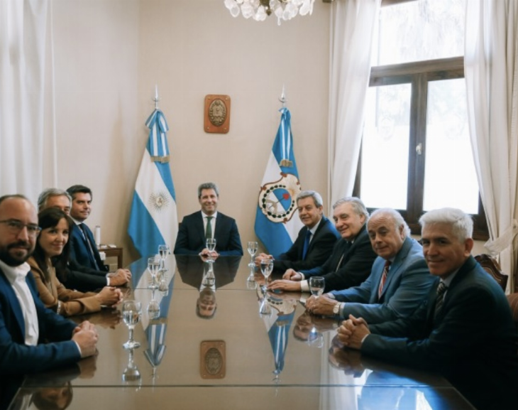 Sergio Uñac y Marcelo Orrego juntos en el acto por los 40 años de democracia 