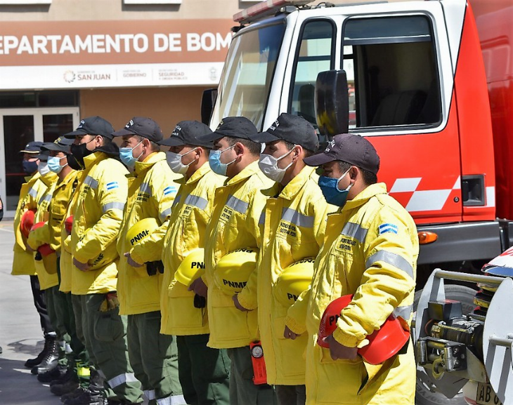 Los bomberos se visten de marca: fijate qué empresa hará la ropa para el fuego