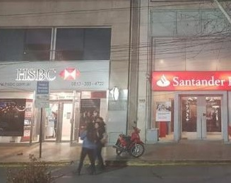 Un Hombre rompió con la cabeza la puerta de vidrio de un local en pleno centro