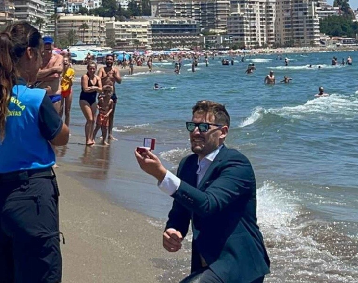 Español le pidió casamiento a su novia de manera insólita en las playas de Málaga