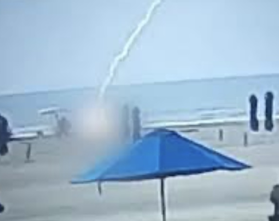 Una mujer murió al recibir el impresionante impacto de un rayo en las playas de Cartagena