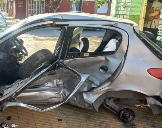 Casi una tragedia: dos autos chocarron contra la puerta de un consultorio