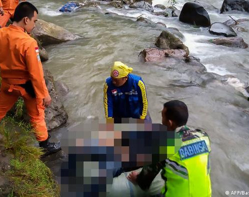 Cayeron a un barranco: Al menos 10 muertos y 25 heridos tras el accidente de un ómnibus 
