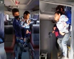Tiene una discapacidad motriz y le dieron un asiento en el primer piso del colectivo 