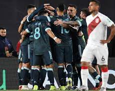 Argentina: 1 a 0 a Perú, invicto de 25 partidos y casi en Qatar