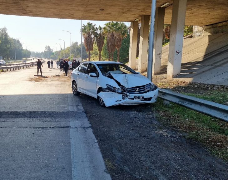 Fuerte choque en Circunvalación entre un auto y un camión