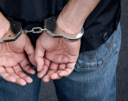 Un hombre se metió en la casa de una mujer diciendo que era policía y quedó detenido