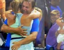 Polémica en el US Open por el festejo de una tenista de 16 años manoseada por su padre y su entrenador